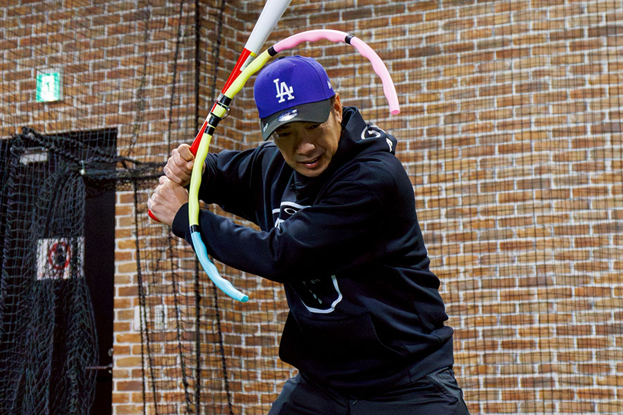 スイングを実演する福原芳之さん【写真:伊藤賢汰】