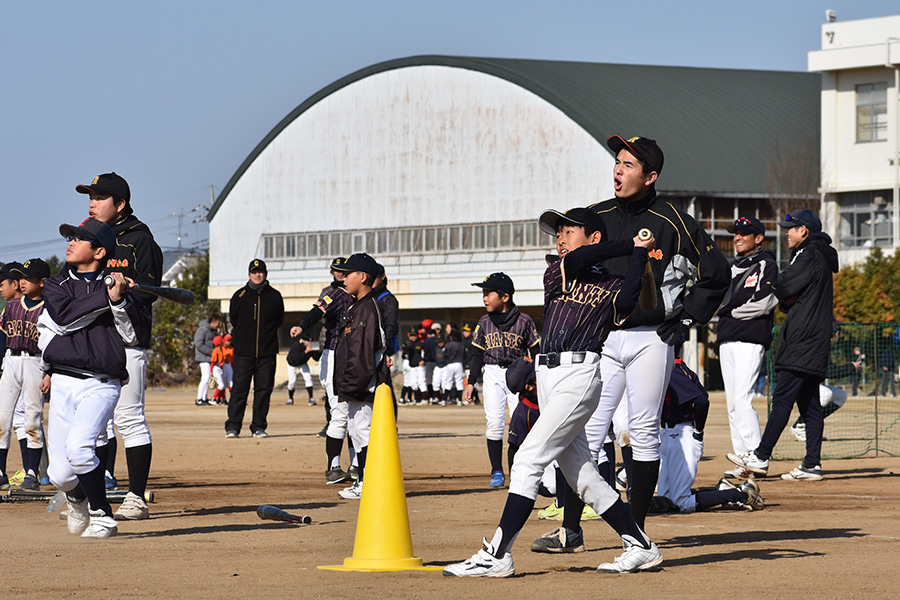 三角コーンを用いたロングティーの様子【写真:高橋幸司】