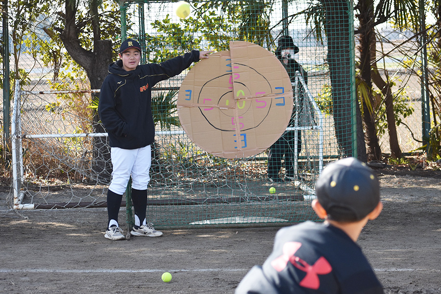 段ボールで制作したストラックアウトの様子【写真：高橋幸司】