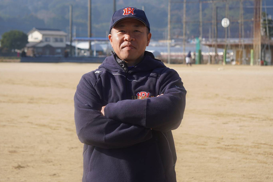 長崎ポニーベースボールクラブの松尾大吾監督【写真：尾辻剛】