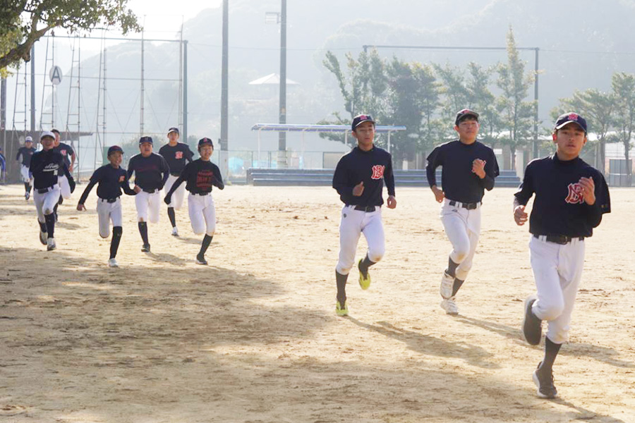 長崎ポニーベースボールクラブの練習の様子【写真：尾辻剛】