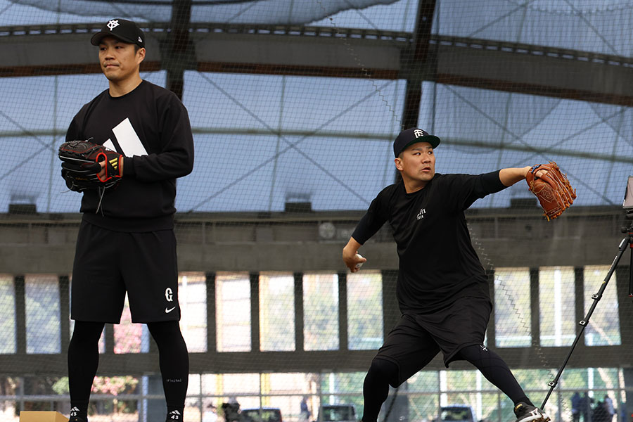 投球練習を行う巨人・則本昂大（左）と田中将大【写真提供：産経新聞社】