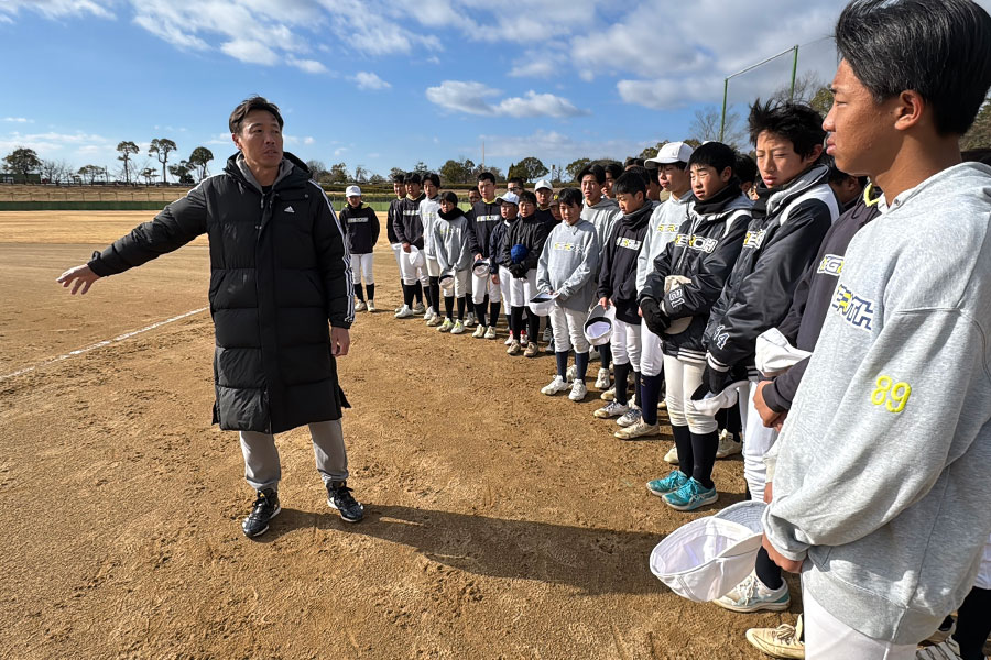 野球教室で指導する巨人・鈴木尚広コーチ【写真：編集部】