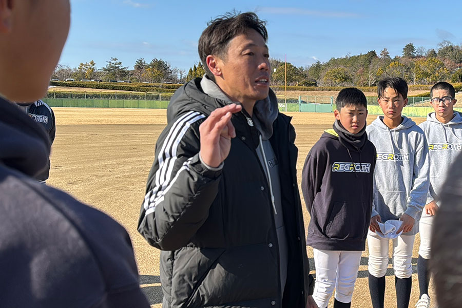 野球教室で指導する巨人・鈴木尚広コーチ【写真：編集部】