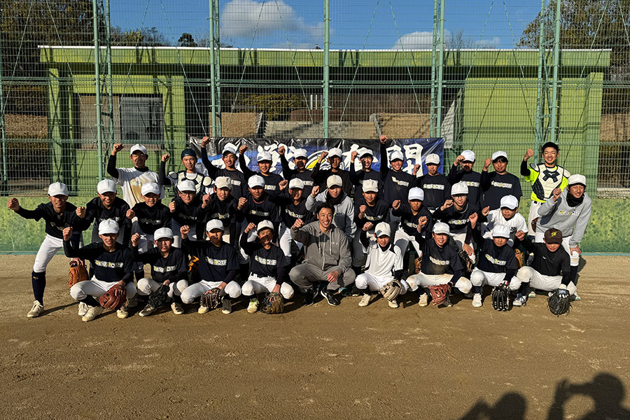 鈴木コーチと岡山ポニーリグロスナイン【写真：編集部】