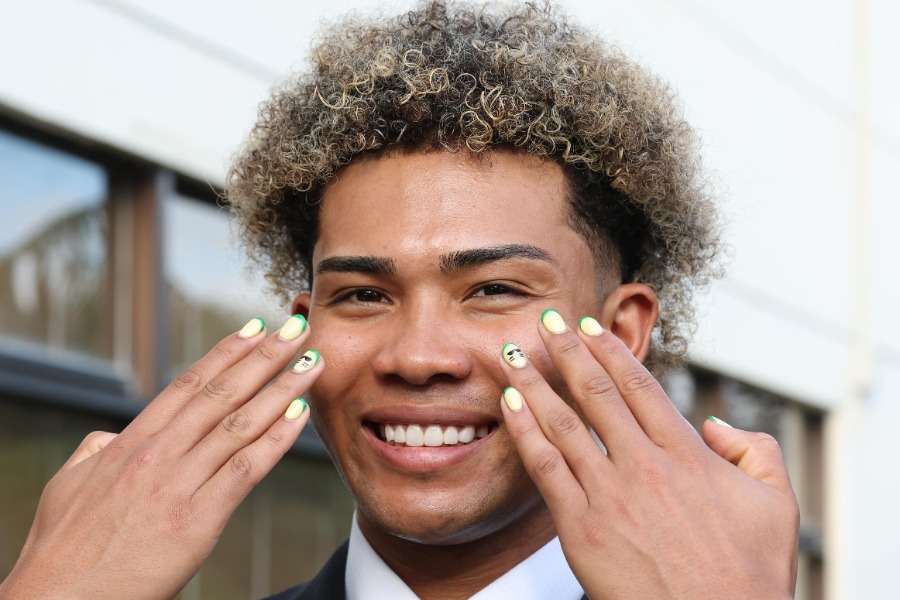 新ネイルを見せる日本ハム・水谷瞬【写真提供：産経新聞社】