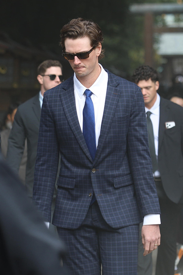 参拝を行った巨人のフォレスト・ウィットリー【写真提供：産経新聞社】