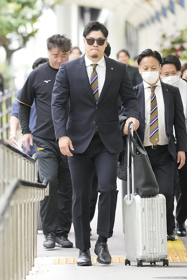 沖縄入りした阪神・佐藤輝明【写真提供:産経新聞社】
