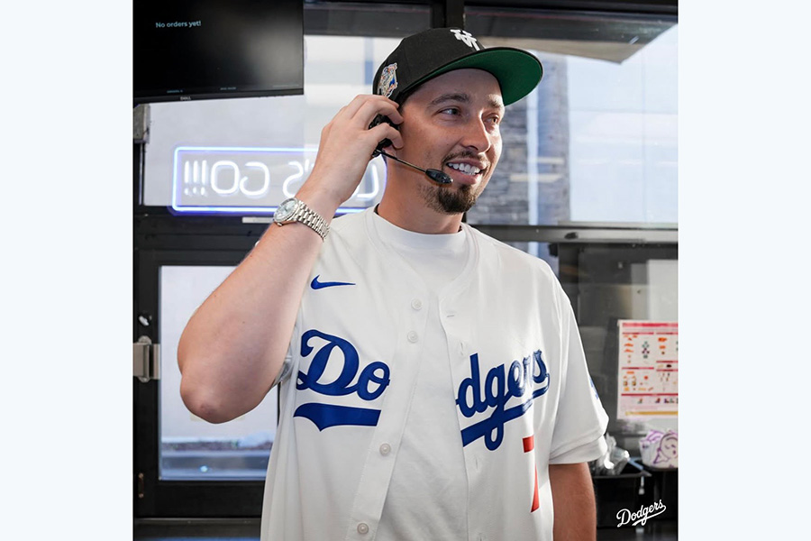 ファストフードチェーン店で働くドジャースのブレイク・スネル【写真提供:ドジャース】