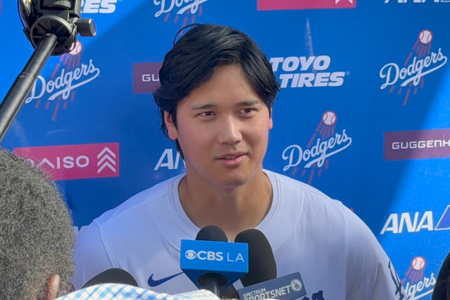 ドジャーフェストに参加し囲み取材を受けたドジャース・大谷翔平【写真：上野明洸】