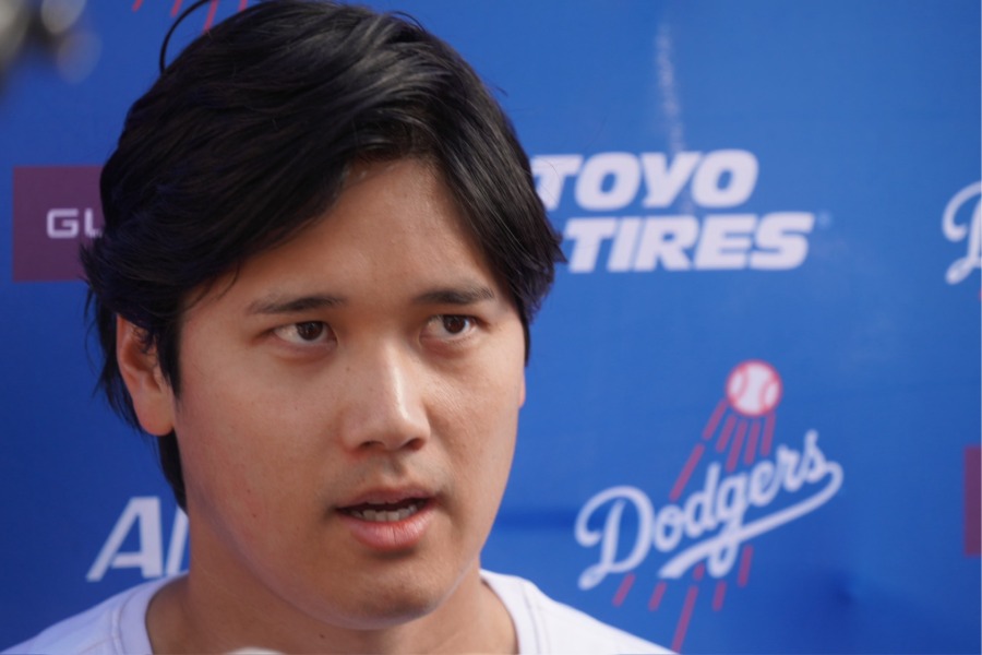 ドジャーフェストに参加し囲み取材を受けたドジャース・大谷翔平【写真：上野明洸】