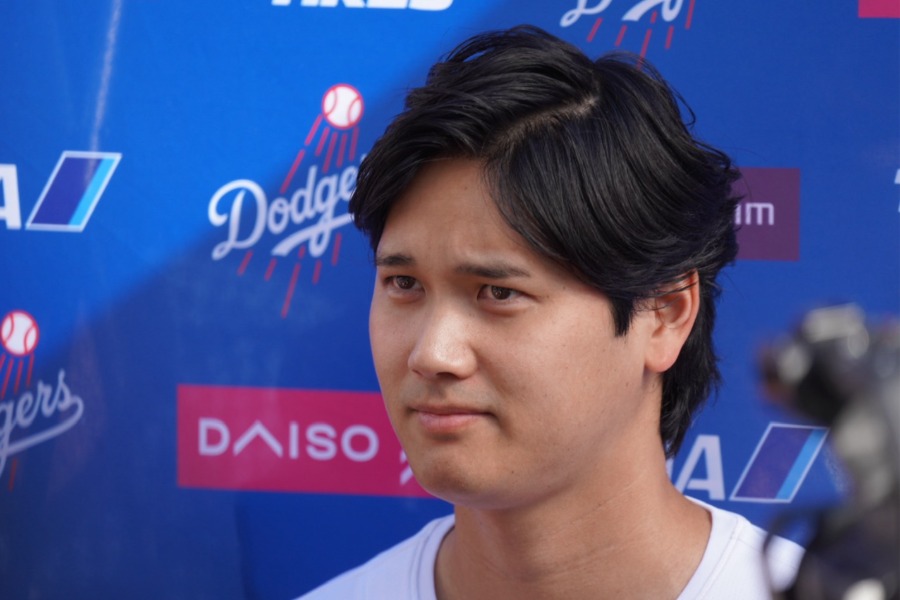 ドジャーフェストに参加し囲み取材を受けたドジャース・大谷翔平【写真:上野明洸】