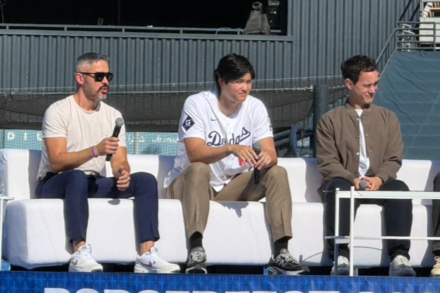 ドジャーフェストでステージトークに登場したドジャース・大谷翔平(中央)【写真:上野明洸】