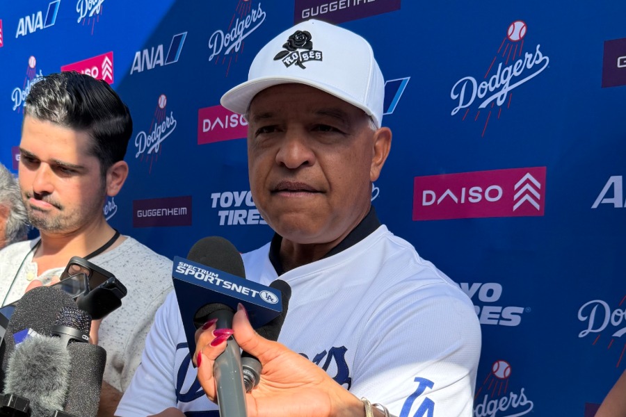 ドジャーフェストで囲み取材に応じたドジャースのデーブ・ロバーツ監督【写真：小谷真弥】