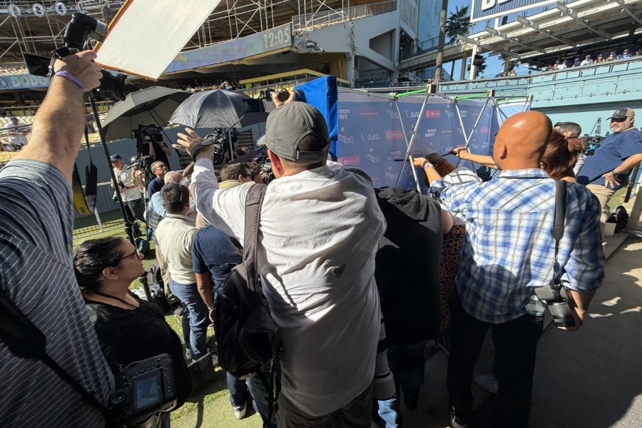 ドジャース・大谷翔平の囲み取材でスペースに入りきれなかったメディア【写真：上野明洸】