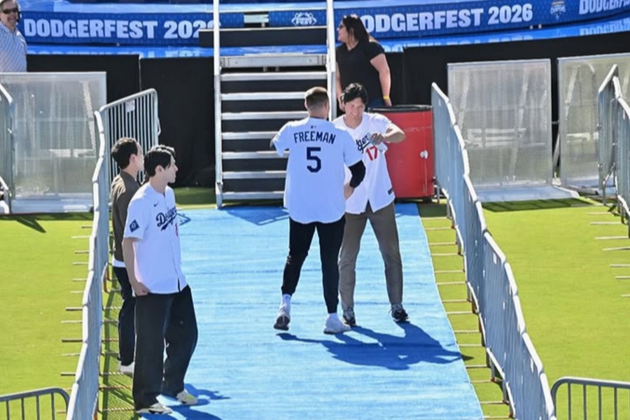 同僚のフリーマンとハグするドジャース・大谷翔平（写真はスクリーンショット）