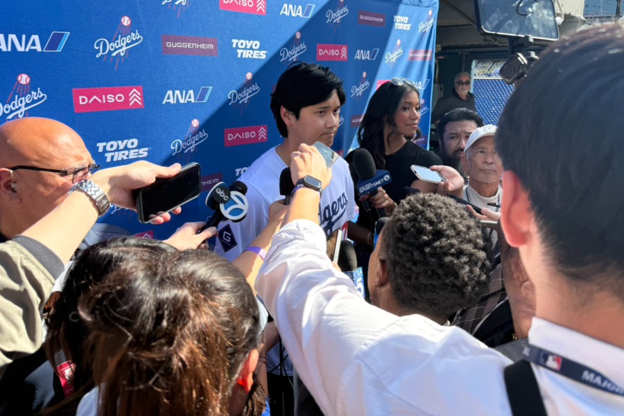 ドジャーフェストに参加し囲み取材を受けたドジャース・大谷翔平【写真:上野明洸】