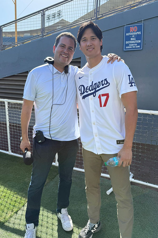 ドジャース・大谷翔平と記念撮影した「AM570 LA Sports」のデビッド・ヴァセイ氏【写真：本人提供】
