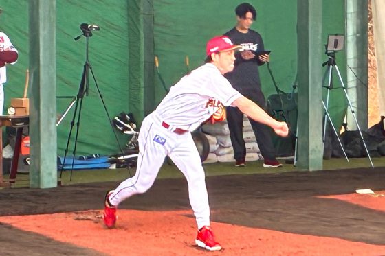 楽天の前田健太、ブルペン一番乗りで「18球」　キャンプ初日に報道陣50人…三木監督も熱視線