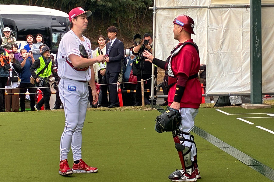 キャンプ初日からブルペン入りした楽天・前田健太（左）【写真：伊藤順一】