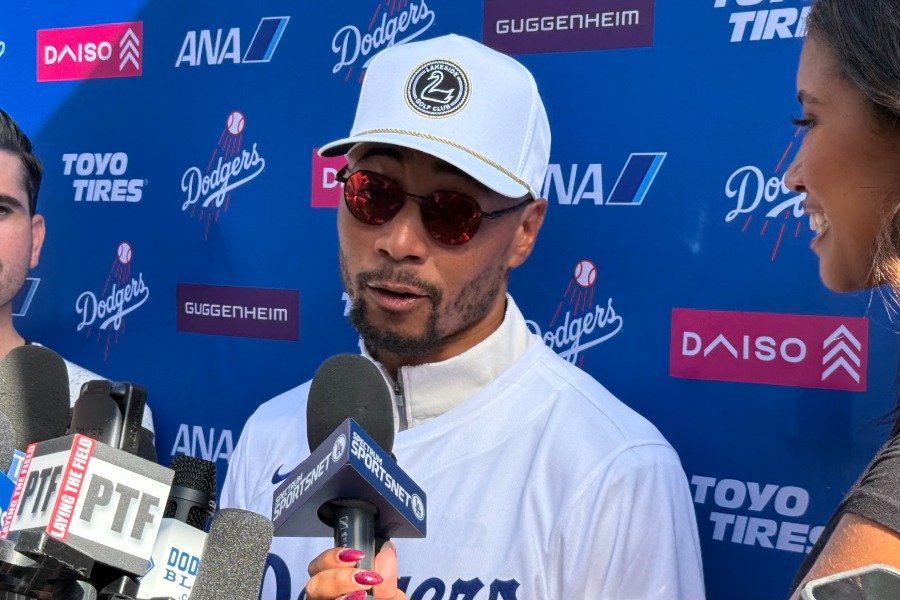 報道陣の取材に応じるドジャースのムーキー・ベッツ【写真:小谷真弥】