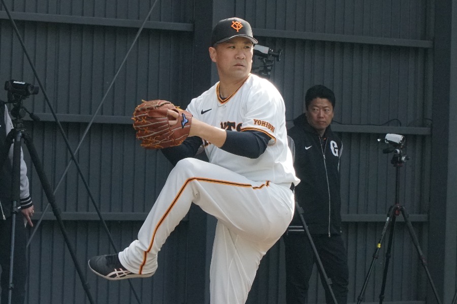 ブルペンで投球練習を行った巨人・田中将大【写真：湯浅大】