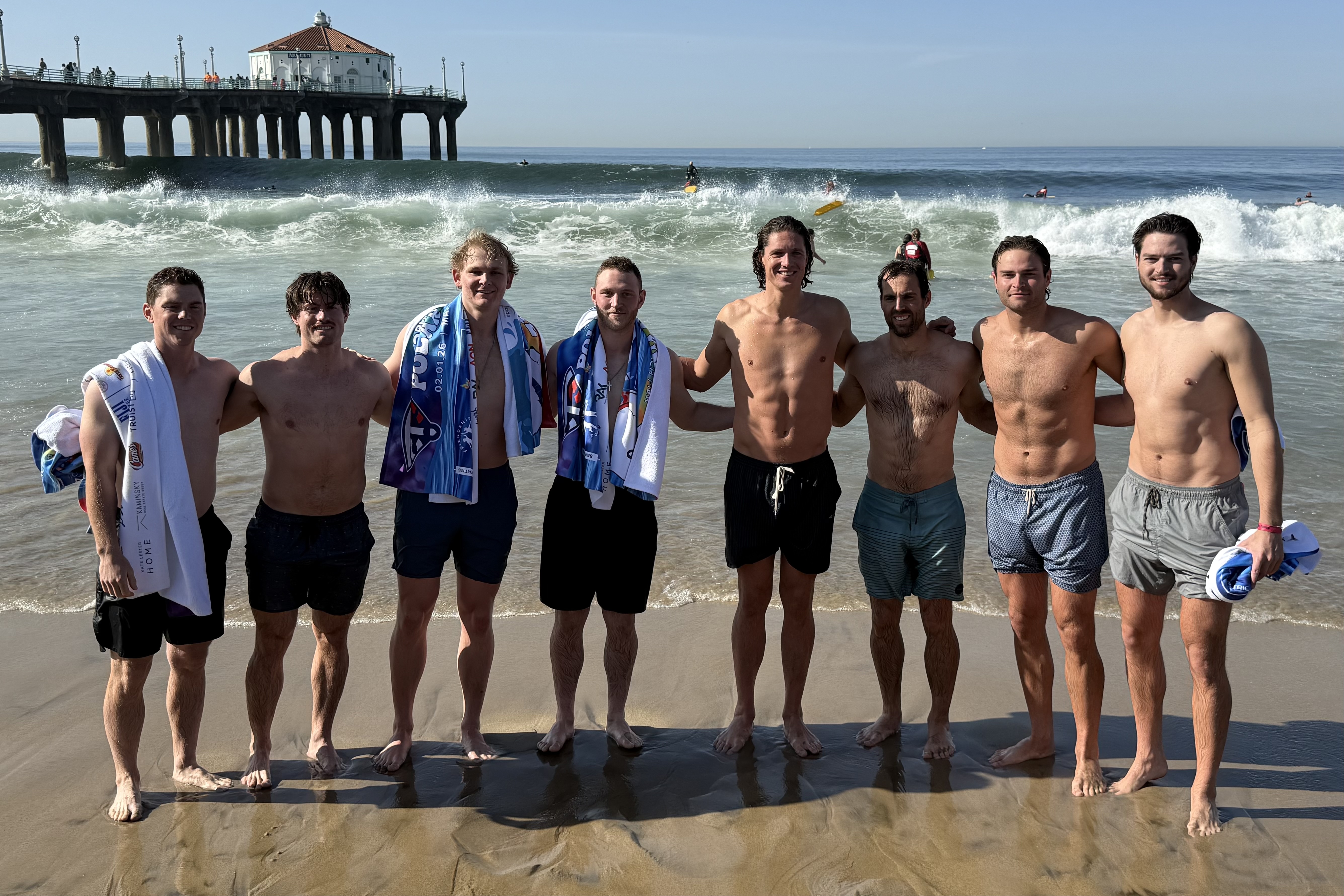 ドジャースのグラスノーらが寒中水泳【写真：小谷真弥】