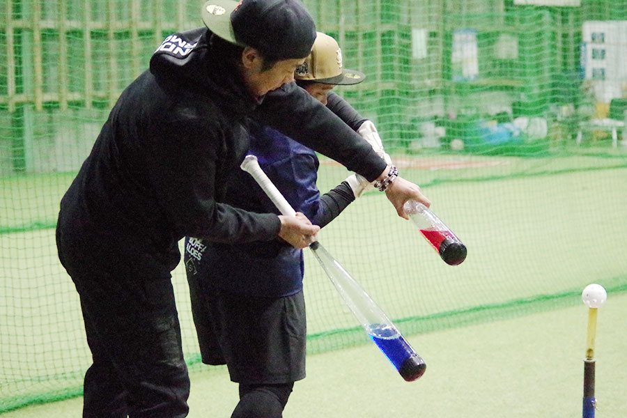 「水バット」で打撃を指導する福原芳之さん【写真：喜岡桜】