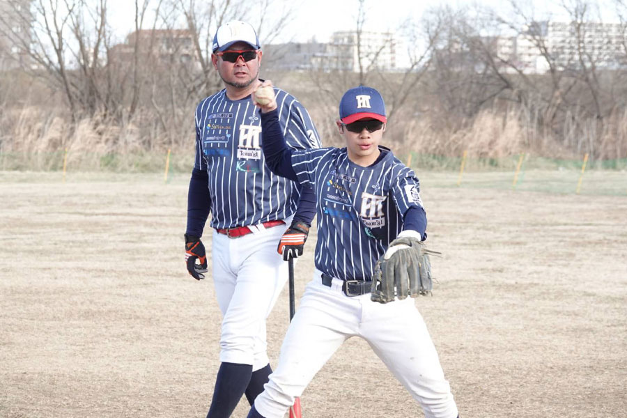 選手を指導する東京小岩ボーイズ・藤田怜監督(左)【写真:橋本健吾】