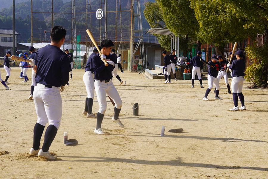 片手で素振りをする長崎ポニーナイン【写真：尾辻剛】