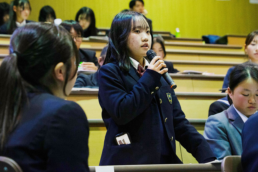各班に分かれ議論し意見を発表しあった【写真：磯田健太郎】