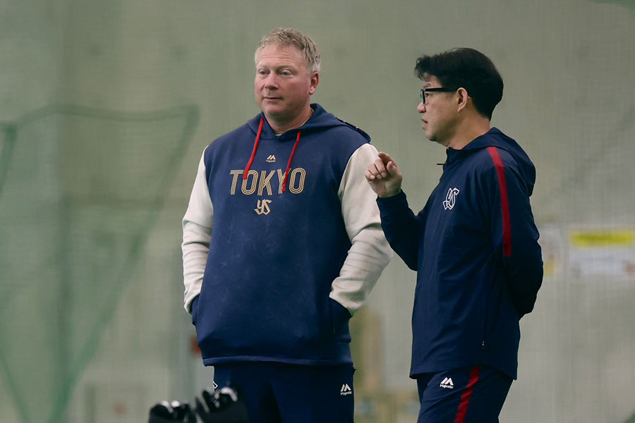 ヤクルトのキャンプ地を訪れたアーロン・ガイエル氏【写真：加治屋友輝】