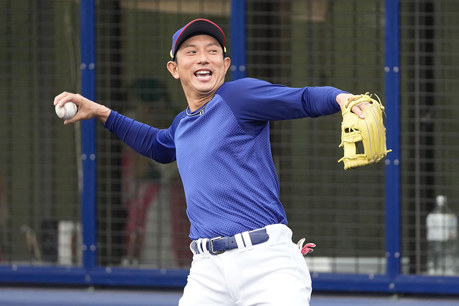 中日キャンプで指導を行った川崎宗則臨時コーチ【写真提供：産経新聞社】