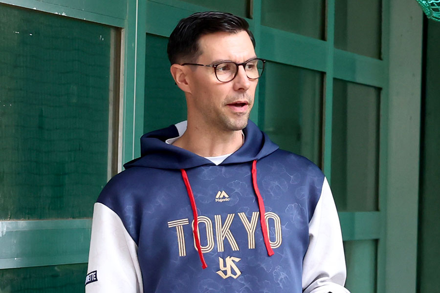 ヤクルトのキャンプ地を訪れたトニー・バーネット氏【写真:加治屋友輝】