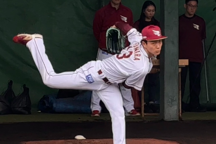 ブルペンで投球を行う楽天・藤原聡大【写真：伊藤順一】