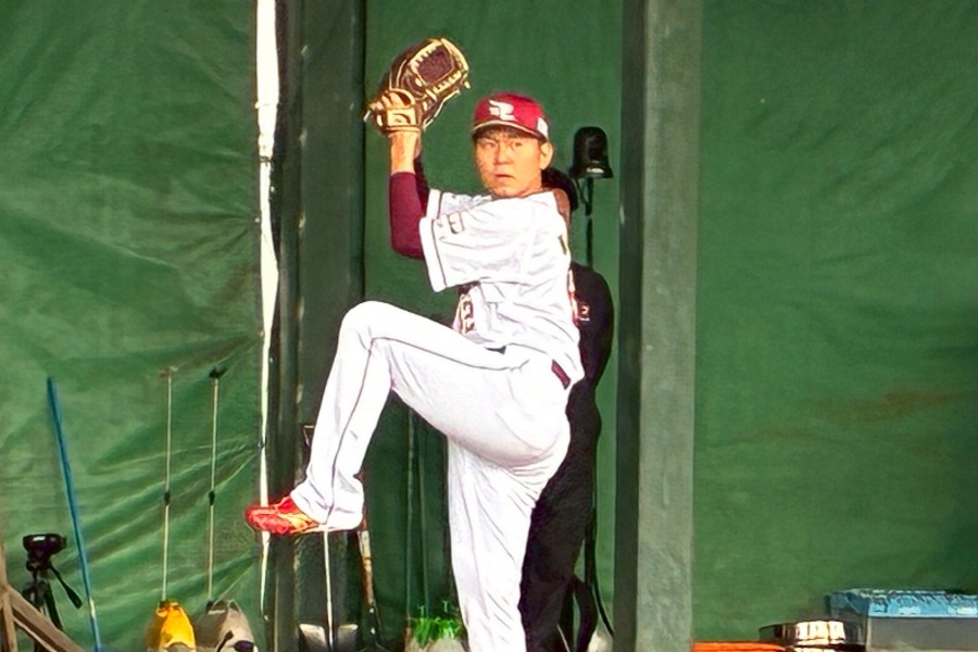 ブルペンで投球を行う楽天・西口直人【写真:伊藤順一】