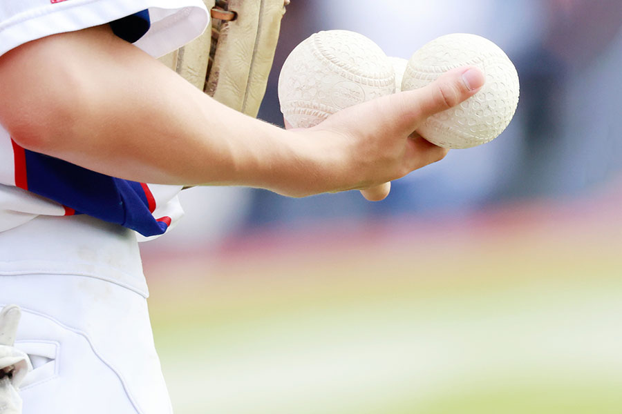 学童野球で同一試合の投手・捕手兼任が禁止になる（写真はイメージ）
