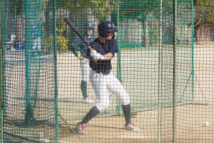 ダウンスイングの意識を実戦形式でも生かす【写真：尾辻剛】