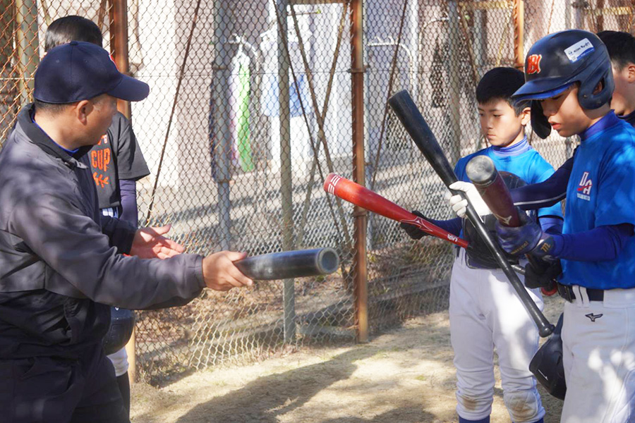 上のレベルでも通用する技術を中学生たちに伝える【写真：尾辻剛】