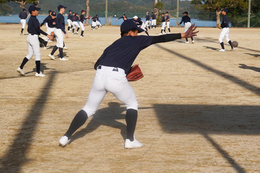 実戦に繋がる動作を入れながらキャッチボールを行う【写真：尾辻剛】