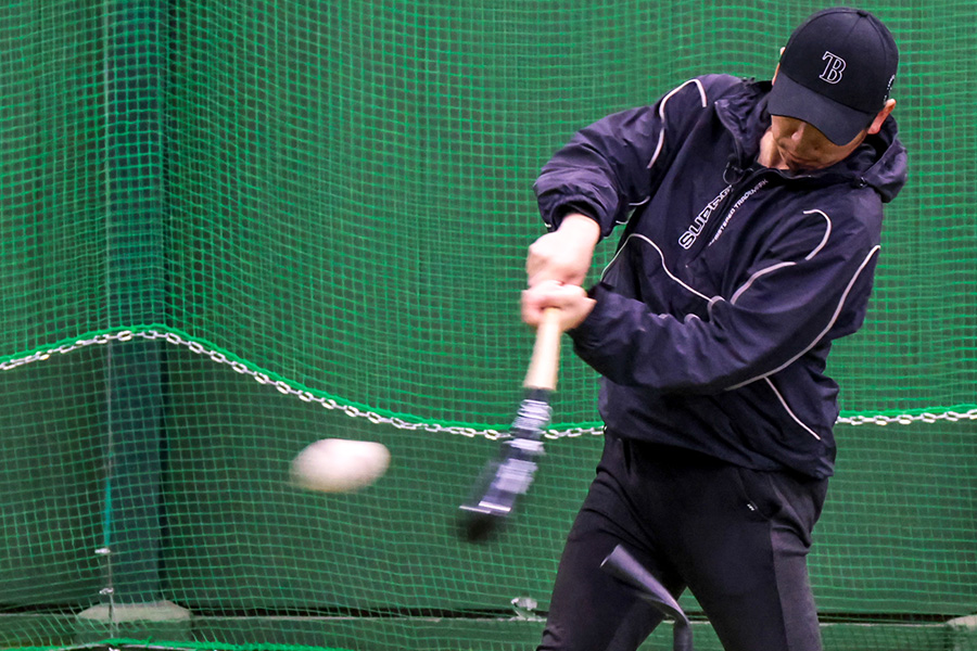 センター方向へ打つティー打撃を実演する生島峰至氏【写真：伊藤賢汰】
