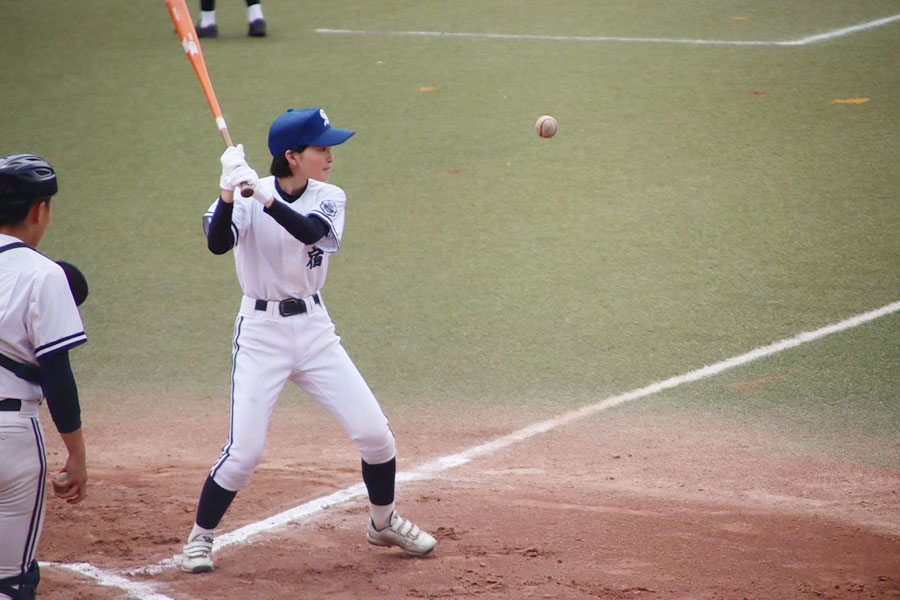 ノックを打つ新宿高時代の三石さん【写真：本人提供】