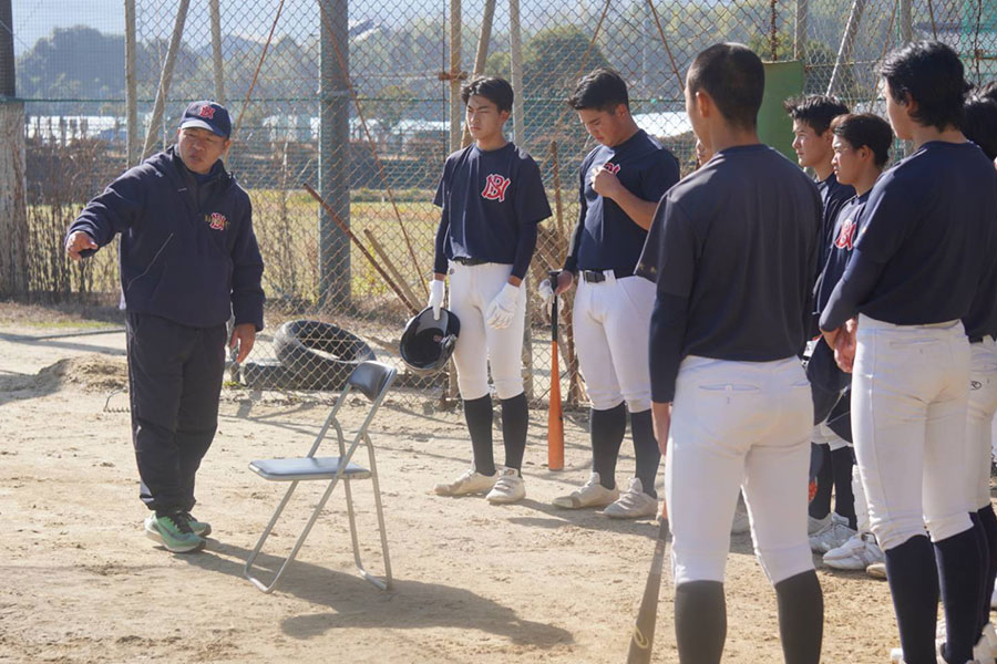 長崎ポニーナインを指導する松尾大吾監督（左）【写真：尾辻剛】