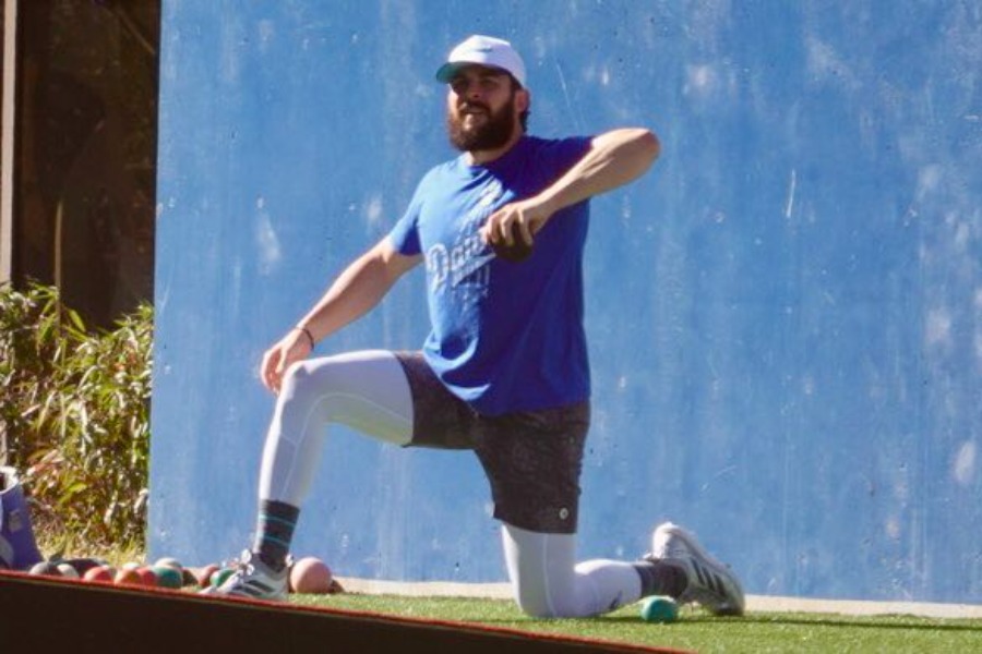 自主トレをするドジャースのアレックス・ベシア【写真：小谷真弥】