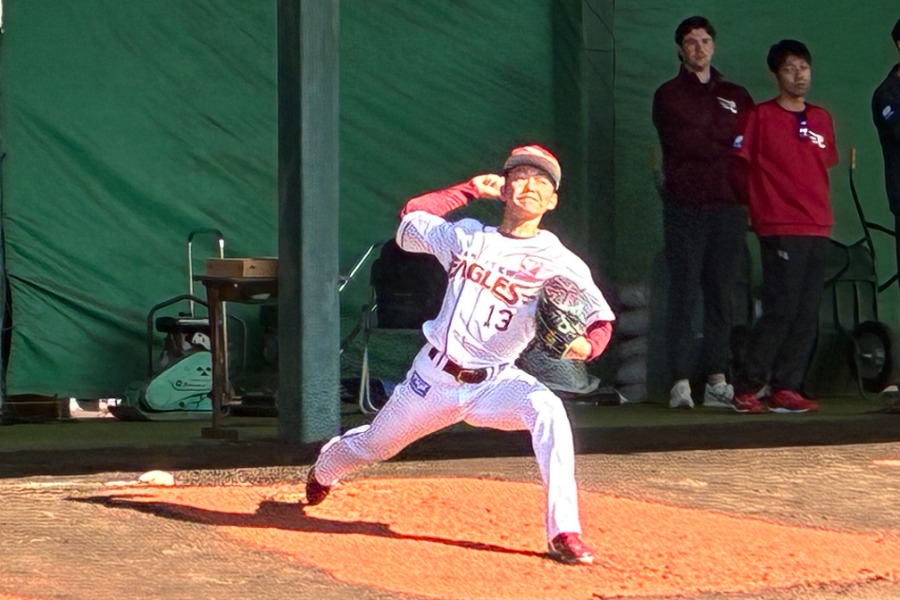 ブルペンで投げ込む楽天・藤原聡大【写真：伊藤順一】