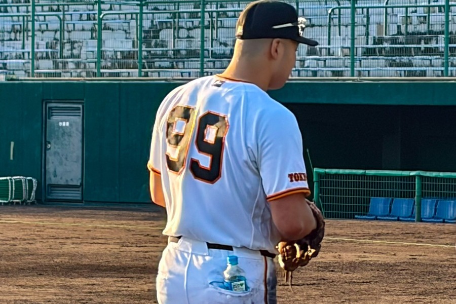 陽に照らされた巨人の背番号「99」【写真：湯浅大】