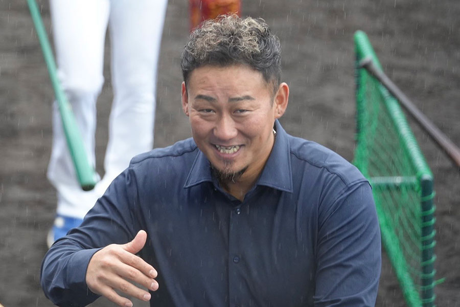 雨が降り出し、ベンチへ向かう中田翔氏【写真：町田利衣】