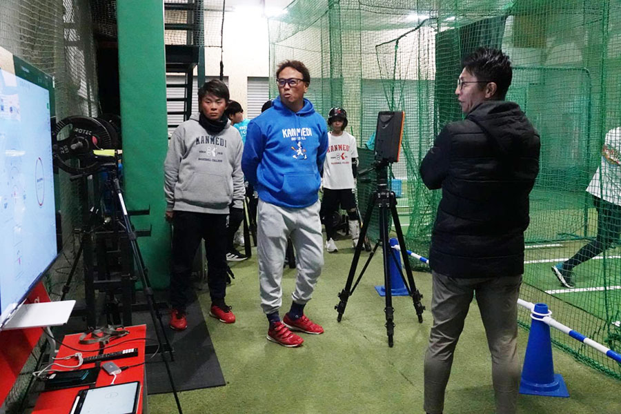 データを確認する井戸伸年総監督（中央）と星川太輔氏（右）【写真：橋本健吾】