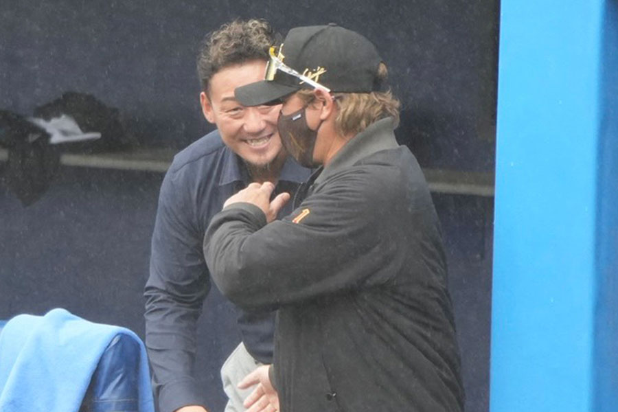 談笑する中田翔氏（左）と新庄剛志監督【写真：町田利衣】