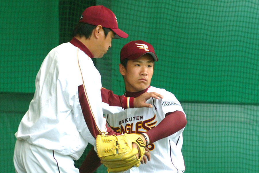 楽天時代の田中将大を指導する紀藤真琴氏（左）【写真：産経新聞社】